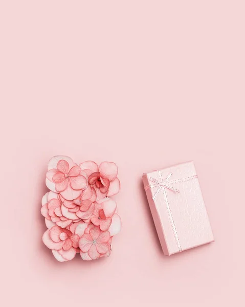 Κουτί Έκπληξη Ροζ Λουλούδια Δώρο Ροζ Φόντο Χώρο Αντίγραφο Άνοιγμα — Φωτογραφία Αρχείου