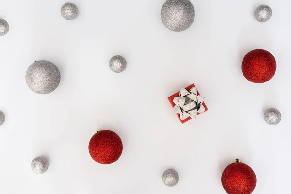 Composição Natal Com Prata Bolas Natal Vermelho Caixa Presente Com — Fotografia de Stock