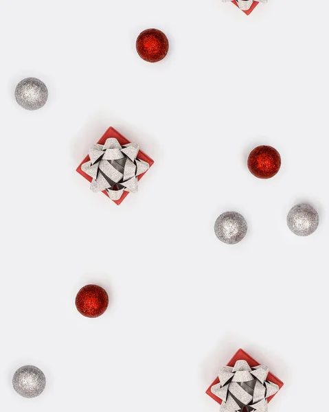 Bright Holiday Layout Sparkling Red Silver Balls Small Gift Box — Stock Photo, Image