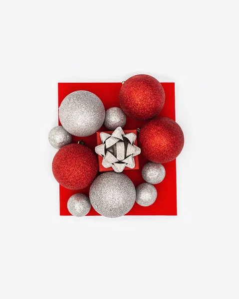 Świąteczna Kompozycja Srebrnymi Czerwonymi Kulkami Świątecznymi Pudełkiem Niespodzianką Białym Tle — Zdjęcie stockowe