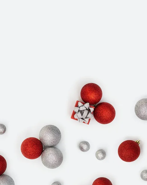 Χριστουγεννιάτικη Διάταξη Λαμπερό Κόκκινο Και Ασημί Μπάλες Χριστούγεννα Και Μικρό — Φωτογραφία Αρχείου