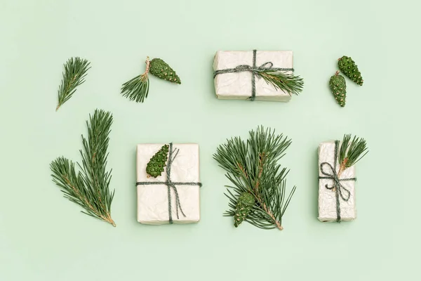 Julklappslådor Inslagna Lätt Återvunnet Papper Med Grönt Rep Dekorerat Med — Stockfoto