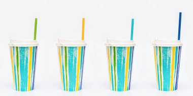 Açık beyaz arka planda kağıt kamış içen renkli kahve fincanlarıyla dolu. Parlak renkler ve yaz içeceği konsepti.