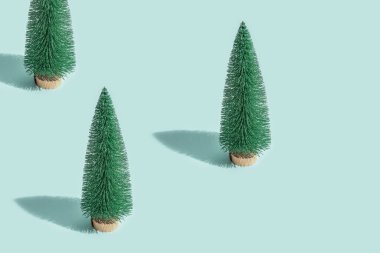 Mavi nane renginde Noel ağacından yaratıcı bir Noel deseni kopyalanmış yeni yıl kompozisyonu. Web sitesi, ambalaj kağıdı, duvar kağıdı, ekran koruyucu için tasarım.