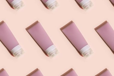 Krem, jöle ve şampuan için kozmetik tüplü desen. Güzellik ürünleri paketi, siyah ışıkla plastik konteynır yap. Cilt kozmetik konsepti.