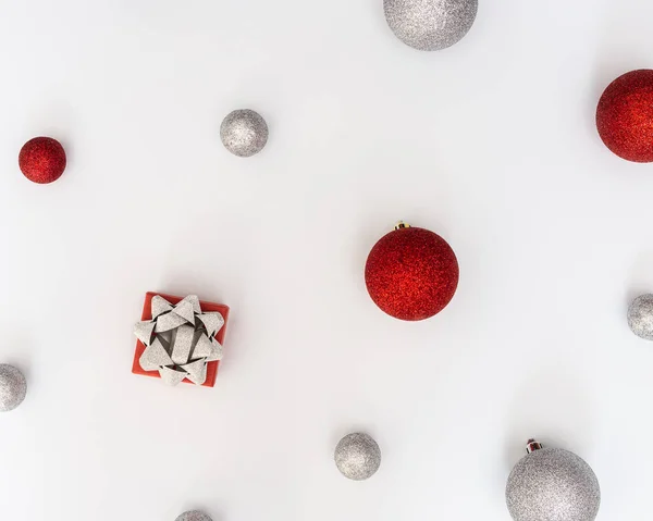 Composição Natal Com Prata Bolas Natal Vermelho Caixa Presente Com — Fotografia de Stock