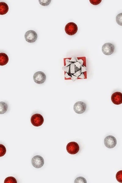 Layout Férias Brilhante Com Bolas Vermelhas Prateadas Brilhantes Pequena Caixa — Fotografia de Stock