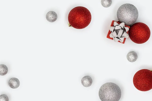 Layout Natal Com Brilhante Vermelho Prata Bolas Natal Pequena Caixa — Fotografia de Stock