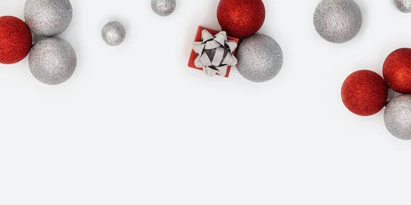Vánoční Kompozice Stříbrnými Červenými Vánočními Míčky Dárková Krabička Překvapením Bílém — Stock fotografie