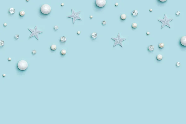Kış Süslemeli Noel Çerçevesi Beyaz Şeffaf Yıldızlar Top Boncuklar Pastel — Stok fotoğraf