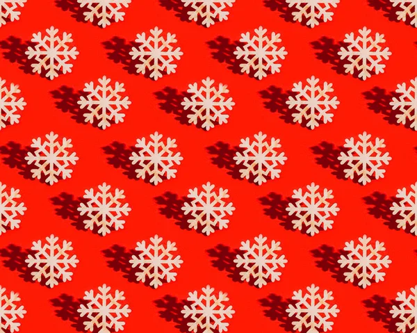 Χριστουγεννιάτικο Σχέδιο Ξύλινη Νιφάδα Χιονιού Και Σκούρα Σκιά Κόκκινο Φόντο — Φωτογραφία Αρχείου