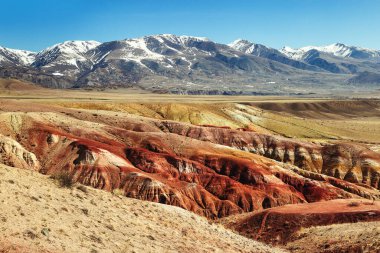 Altai Dağları 'ndaki renkli Mars. Mars vadisi, Altai Cumhuriyeti, Rusya 'nın güzel manzarası. Renkli tepeler ve mavi gökyüzü, doğa simgesi ve jeolojik çekim..