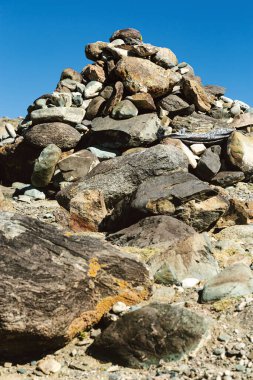 Altai dağlarındaki gizemli taş yığını gücün, enerjinin ve zen 'in mekanıdır. Altai, Sibirya ve Rusya 'daki kutsal taş piramidin yakınında..