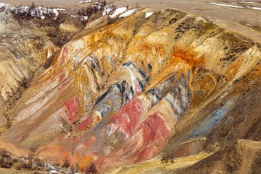 Kyzyl-Chin Mars 2 'nin renkli dağları, Altai Cumhuriyeti, Rusya' daki güzel renkli manzaralar. Renkli tepeler, doğa manzarası.