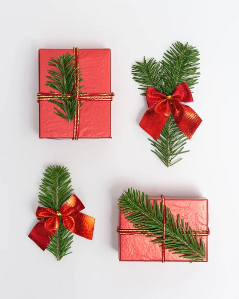 Fondo Navidad Con Ramas Abeto Verde Decorado Caja Regalo Roja —  Fotos de Stock