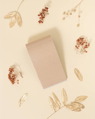 Doğal sonbahar yaprakları süslenmiş notlar yazmak için el işi kağıt boş sayfalarla yukarıdaki masadan görünüm. Kopya alanı ile sonbahar eğitimi kavramı. Sosyal medya içeriği