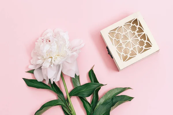 Λευκό Λουλούδι Παιώνια Παστέλ Ροζ Φόντο Ξύλινο Κουτί Δώρου Καλοκαίρι — Φωτογραφία Αρχείου