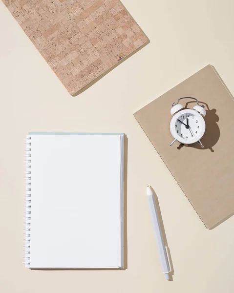 Herfst Werkruimte Met Open Notebook Met Blanco Pagina Witte Klok — Stockfoto