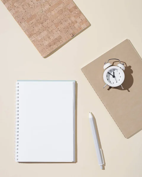 Spazio Lavoro Autunnale Con Notebook Aperto Con Pagine Bianche Orologio — Foto Stock