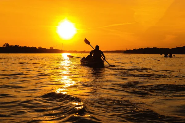 Silhouette Persone Barca Tramonto Uomo Donna Viaggiano Barca Sul Fiume — Foto Stock