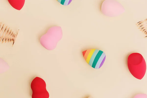 Flat Lay Kleurrijke Cosmetische Schoonheid Sponzen Close Verschillende Vorm Beige — Stockfoto