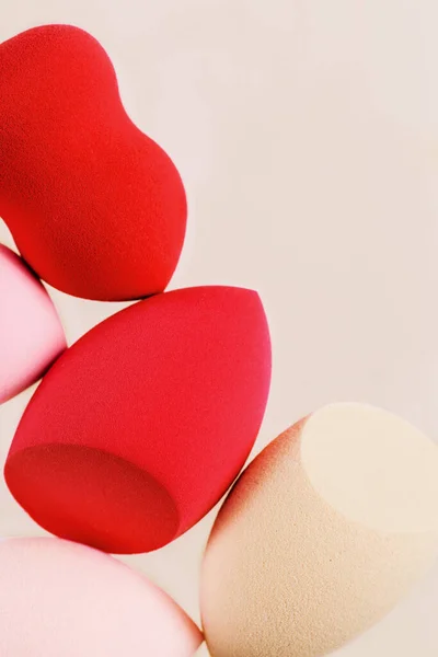 Cosmetische Beauty Blender Sponsen Lichte Achtergrond Met Kopieerruimte Rode Roze — Stockfoto