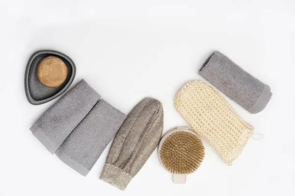 天然素材のバスアクセサリー バスルーム用の廃棄物ゼロセット 綿タオル バス用の洗面布 コピースペース付きの白いテーブルの上に木製のヘアブラシ — ストック写真