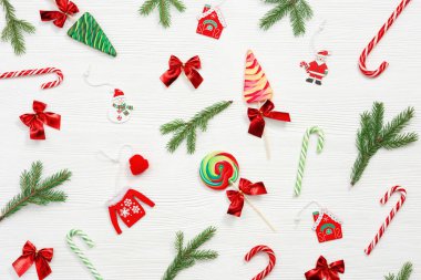 Renkli Noel kıvrımlı şekerler, geleneksel yeni yıl şeker kamışları, xmas tatlı yemek geçmişi. Düz yatış, Üst Görünüm.