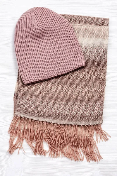 Hösten Bekväma Kläder Och Dekorativa Gula Lönnlöv Scarf Och Mössa — Stockfoto