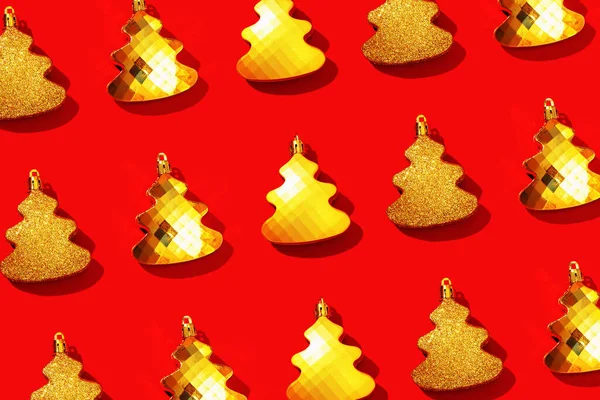 Vánoční Stromeček Hračky Zlaté Barvy Červeném Papíře Pozadí Nový Rok — Stock fotografie