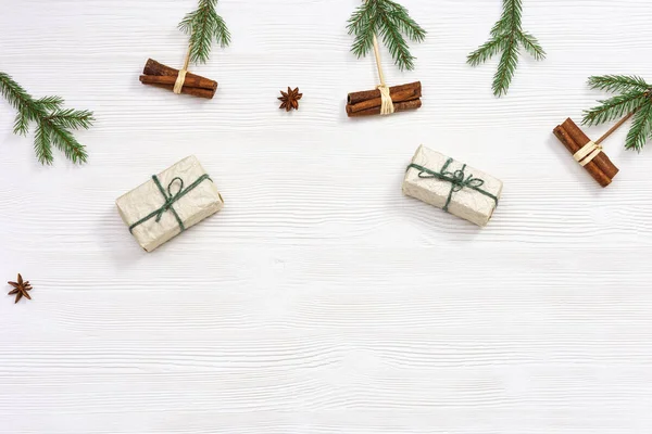 Caja Regalo Navidad Envuelta Papel Kraft Decorado Con Ramas Pino —  Fotos de Stock