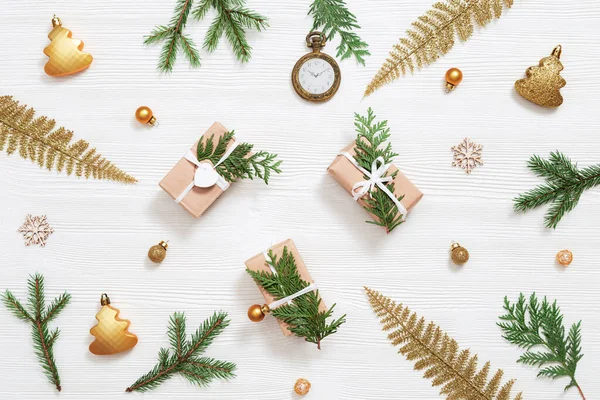 Vánoční Ručně Vyrobený Dárek Jedle Thuja Větve Zlaté Koule Zimní — Stock fotografie