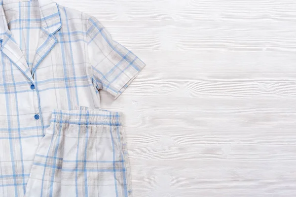 Pijama Blanco Cálido Plegado Con Cheques Azules Rayas Sobre Fondo —  Fotos de Stock
