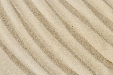 Kuma çizgiler, güzel kumlu doku. Spa geçmişi, meditasyon ve rahatlama konsepti. Japon zen bahçesinde konsantrasyon ve maneviyat. Yukarıdan görüntüle.