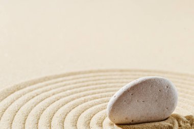 Kumda zen taşları olan estetik bir arka plan. Japon Zen Bahçesi 'ndeki şekiller, taş cairn' in etrafındaki beyaz daireler, meditasyon ve sükunet için..