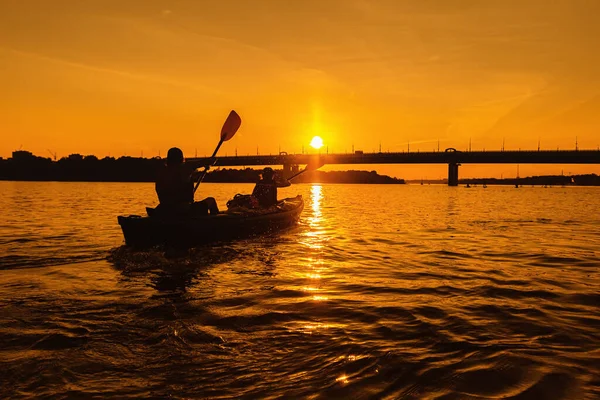 Silhouette Due Persone Kayak Sul Fiume Della Città Tramonto Piccolo — Foto Stock