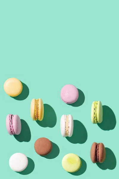 Macarons Assortis Sur Fond Bleu Vert Vif Macarons Biscuits Français — Photo