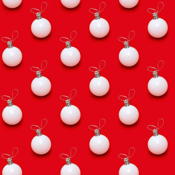 Padrão Geométrico Natal Com Bolas Brancas Papel Vermelho Bonitos Brinquedos — Fotografia de Stock