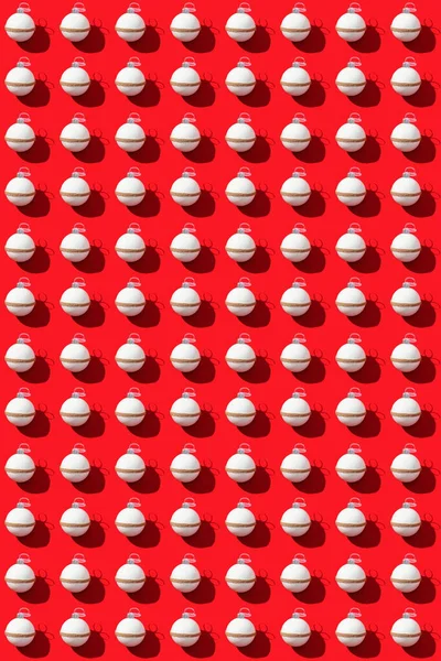 Patrón Creativo Con Bolas Blancas Año Nuevo Juguetes Vacaciones Rojo —  Fotos de Stock