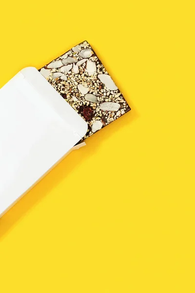 Fındıklı Kurutulmuş Meyveli Çikolata Beyaz Kâğıt Ambalajlı Sarı Arka Planda — Stok fotoğraf