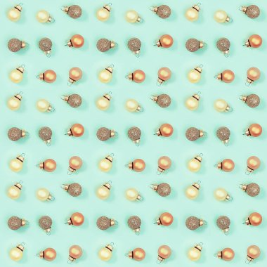 Kusursuz, düzenli, parlak, küçük noel topları ve parlak renkli kağıtlar. Kumaş üzerine baskı, ambalaj kağıdı.