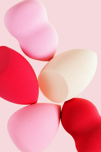 Cosmetische Beauty Blender Sponsen Lichte Achtergrond Met Kopieerruimte Rode Roze — Stockfoto