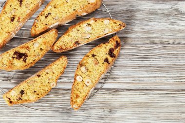 Fırın rafında İtalyan bisküvisi. Fındıklı ve kuru yaban mersinli taze kurabiyeler..