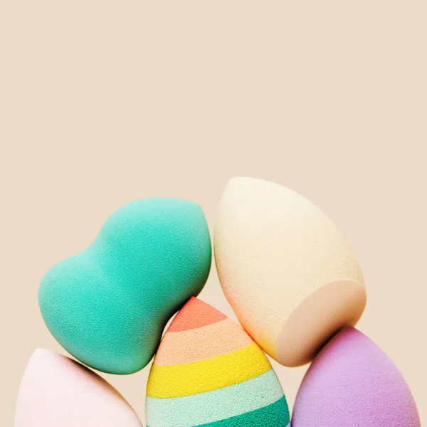 Gekleurde Cosmetische Beauty Blender Sponzen Naakt Gekleurde Achtergrond Met Kopieerruimte — Stockfoto