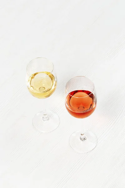 Rosen Und Weißwein Glas Auf Hellem Holztisch Mit Kopierraum Weinbar — Stockfoto