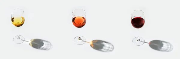 一套玻璃杯里的酒 淡淡的红 玫瑰和白葡萄酒 班纳酒吧 酿酒厂 污损概念 — 图库照片