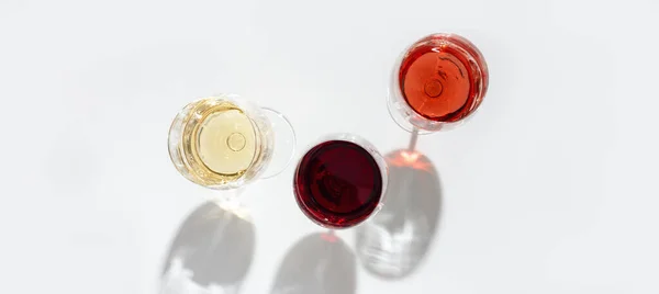 Gemischter Wein Glas Rot Rosen Und Weißweinoberseite Auf Hellem Hintergrund — Stockfoto