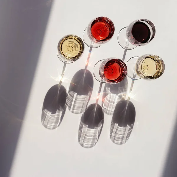 Rot Rosen Und Weißweinblick Sonnenlicht Gemischter Wein Glas Dunkle Schatten — Stockfoto