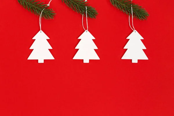 Nyår Julgran Från Vitt Trä Hängande Tall Gren Röd Bakgrund — Stockfoto