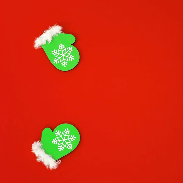 Petit Jouet Noël Bois Mitaines Vertes Sur Fond Papier Rouge — Photo